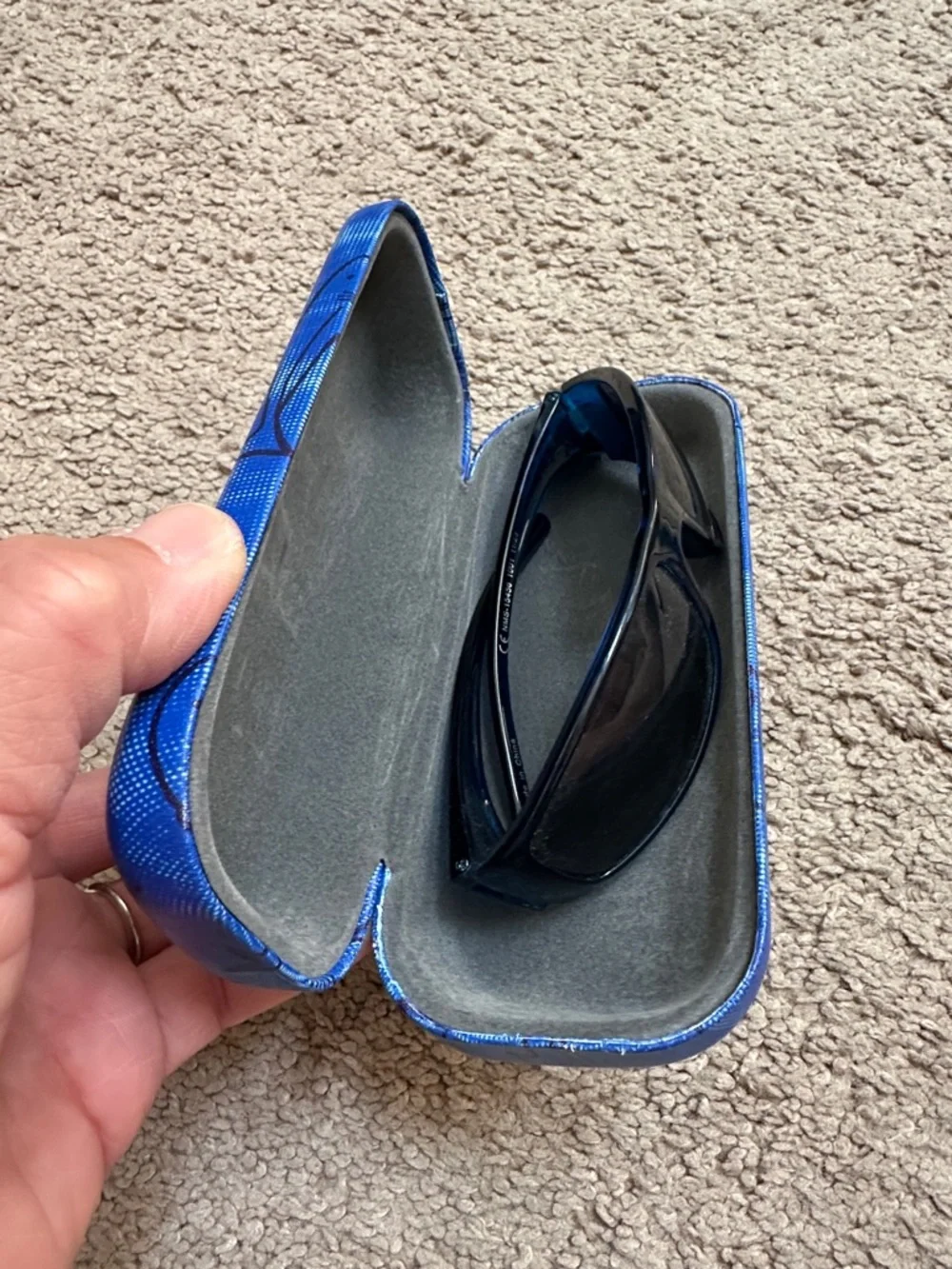 TOMMY BAHAMA KIDS SUNGLASSES 🕶️ IN A CASE